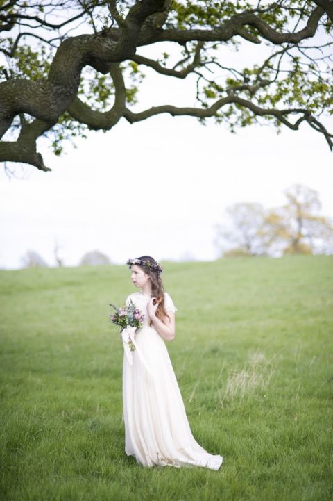 Romantic Bohemian English Meadow Bridal Shoot | Plenty to Declare Photography | See More! https://heyweddinglady.com/romantic-english-bohemian-bridal-shoot-from-plenty-to-declare-photography/