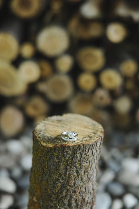 A Romantic and Modern Woodsy Wedding | Tonie Christine Photography | See More! https://heyweddinglady.com/fresh-and-chic-modern-rustic-washington-wedding/