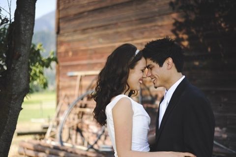 A Fresh and Modern Rustic Wedding in Washington | Tonie Christine Photography | See More! https://heyweddinglady.com/fresh-and-chic-modern-rustic-washington-wedding/