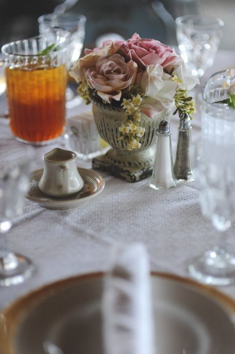 Crisp and Simple Centerpieces | Tonie Christine Photography | See More! https://heyweddinglady.com/fresh-and-chic-modern-rustic-washington-wedding/