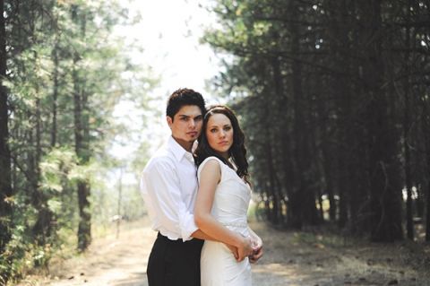 Modern Wedding Style Meets a Woodsy Setting | Tonie Christine Photography | See More! https://heyweddinglady.com/fresh-and-chic-modern-rustic-washington-wedding/