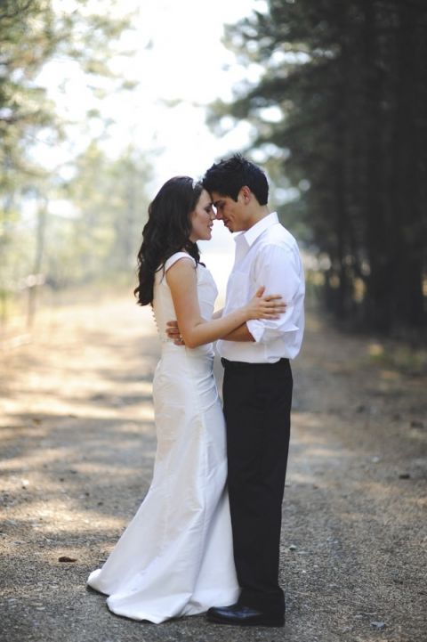 Modern Wedding Style Meets a Woodsy Setting | Tonie Christine Photography | See More! https://heyweddinglady.com/fresh-and-chic-modern-rustic-washington-wedding/