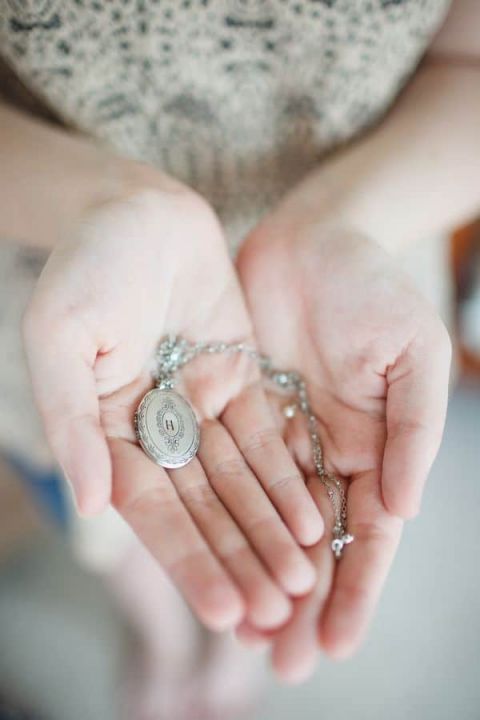 An Heirloom Locket to Remember a Lost Loved One on Your Wedding Day | Michael and Carina Photography | https://heyweddinglady.com/memory-honoring-lost-loved-one-wedding-day/