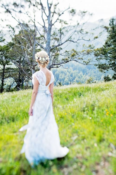 The beautiful bride before her mountaintop wedding | Dawn Huemann Photography | See more! https://heyweddinglady.com/sweet-and-stylish-mountaintop-wedding-by-dawn-heumann-photography/