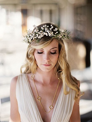 Crisp Gold and White Boho Bride | Eric Kelley Photography | See More! https://heyweddinglady.com/bridal-styling-secrets-from-my-favorite-fashion-blogs/