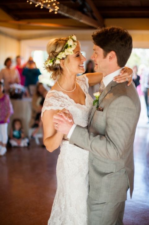 The First Dance for a Sweet and Chic California Wedding | Dawn Huemann Photography | See more! https://heyweddinglady.com/sweet-and-stylish-mountaintop-wedding-by-dawn-heumann-photography/