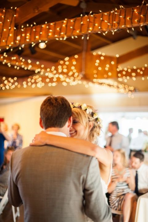 Lodge Decorated with Twinkle Lights for a Romantic Mountaintop Wedding | Dawn Huemann Photography | See more! https://heyweddinglady.com/sweet-and-stylish-mountaintop-wedding-by-dawn-heumann-photography/