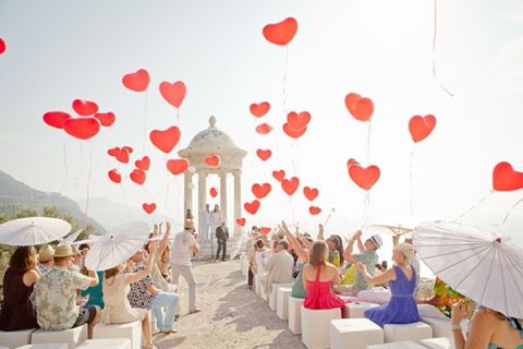 Heart Balloon Release over Majorca | Katy Lunsford Photography | Fly Away Bride http://flyawaybride.com/destination-wedding-in-majorca/
