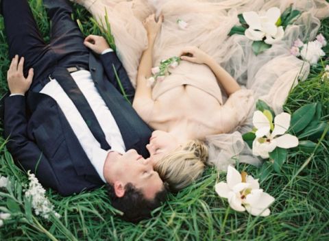 Southern Magnolia Wedding with Warm Neutrals | Landon Jacob Photography | See More! https://heyweddinglady.com/cashmere-and-champagne-warm-neutral-wedding-inspiration/