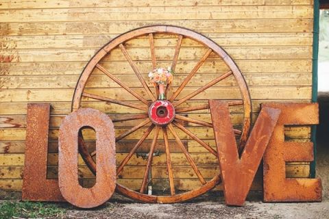 Rustic LOVE Sign and Wagon Wheel for a Ranch Wedding Workshop | Summer Shea Photography | See More! https://heyweddinglady.com/golden-girls-bridal-style-workshop/
