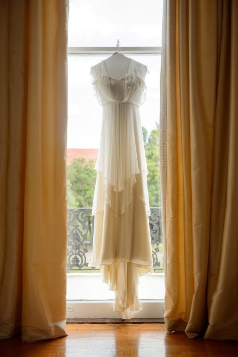 Glamorous Vintage 1920s Inspired Wedding Dress | Eye Wander Photography | See More! https://heyweddinglady.com/gold-and-champagne-wedding-in-new-orleans/