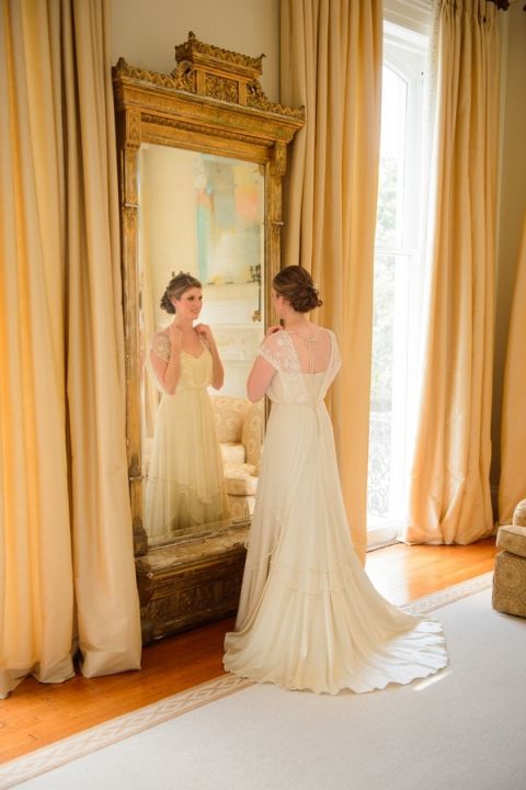 Getting Ready in Southern Splendor | Eye Wander Photography | See More! https://heyweddinglady.com/gold-and-champagne-wedding-in-new-orleans/