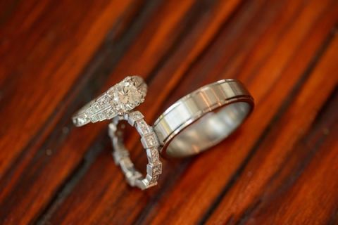 Vintage Inspired Engagement and Wedding Rings | Eye Wander Photography | See More! https://heyweddinglady.com/gold-and-champagne-wedding-in-new-orleans/