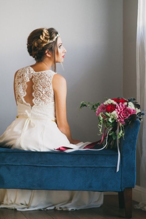 Jewel Toned Florals and a Vintage Settee | Alexandra Wallace Photography | Bold Boho Bridal Style for Autumn