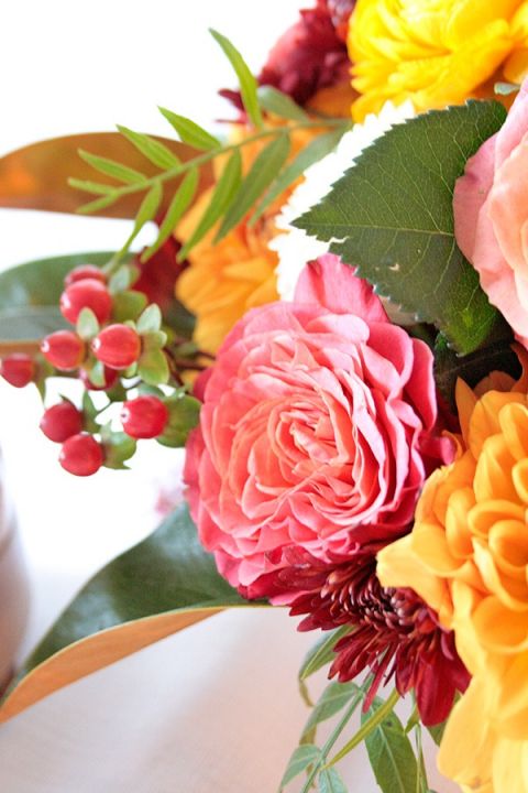 Coral Roses with Hypericum Berries | Styling Modern Metallics with a Classic Autumn Palette for Chic Table Decor | Hey Wedding Lady