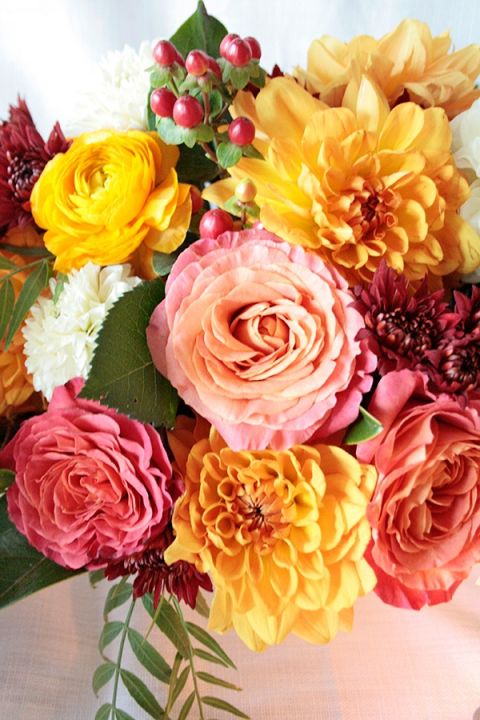 Dahlias, Ranunculus, and Roses with Magnolia Leaves | Styling Modern Metallics with a Classic Autumn Palette for Chic Table Decor | Hey Wedding Lady