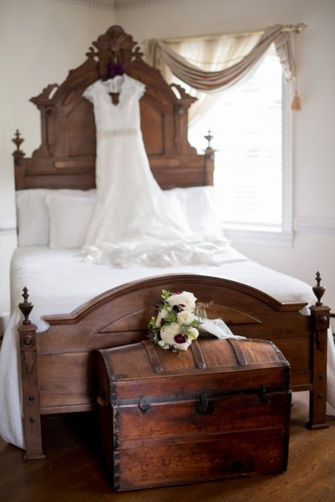 Wedding Dress and Bridal Bouquet | Kirsten Smith Photography | English Inspired Country Club Wedding in Purple and White
