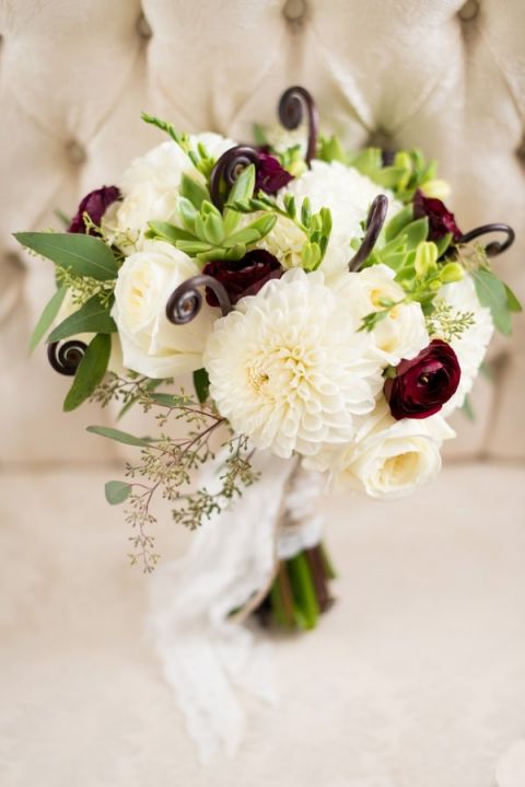 Elegant Neutral Fall Bouquet | Kirsten Smith Photography | English Inspired Country Club Wedding in Purple and White