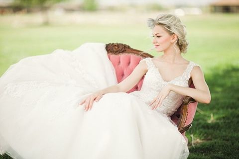Stunning Spring Bridal Portraits | Megan Robinson Photography and Leslie Dawn Events | Pearls and Roses - Vintage French Glam Wedding Portraits