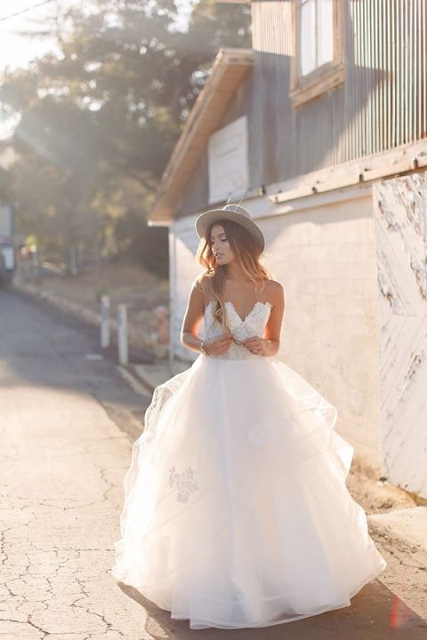 Lace and Tulle Wedding Dress | K. Holly Photography | Modern Bridal Glam from Hayley Paige and Haute Bride!