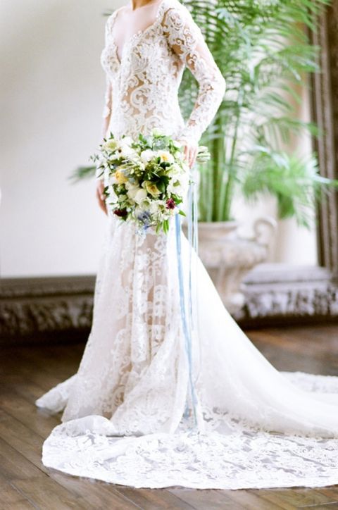 Elegant Fitted Lace Wedding Dress