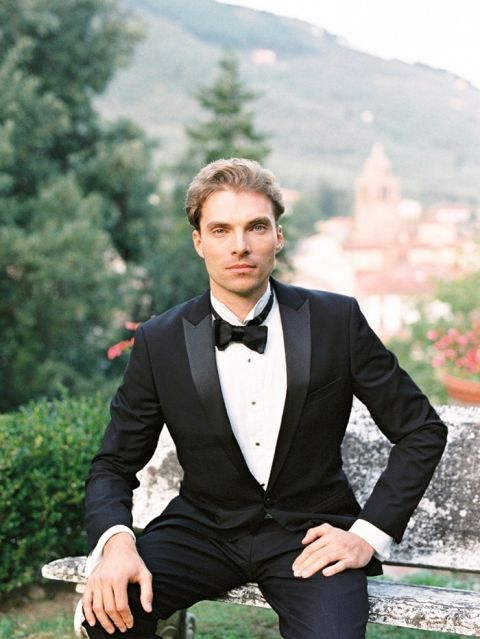 Stylish Black Tie for an Groom in Tuscany