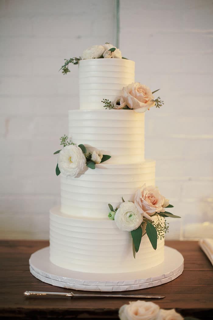 Midnight Blue And Organic Flowers For A Timeless Ohio Wedding - Hey 