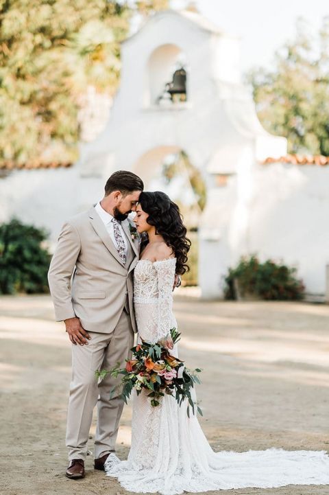 https://heyweddinglady.com/wp-content/uploads/2019/05/20-61174-post/10-southern-california-spanish-wedding-style-boho-flair-700x1052(pp_w480_h721).jpg