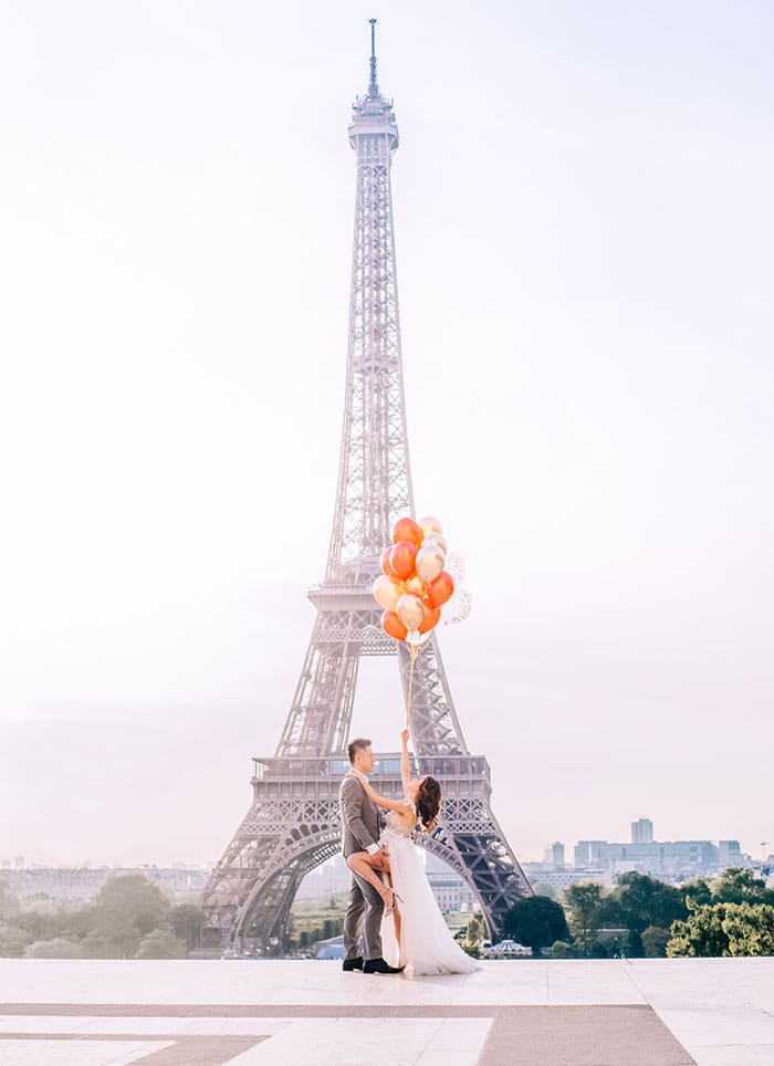 Ideas to Elope in Paris with a Balloon Bouquet - Hey Wedding Lady