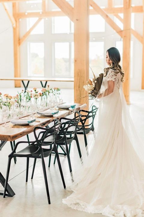 https://heyweddinglady.com/wp-content/uploads/2021/01/06-77511-post/13-city-chic-meets-country-charm-hometown-wedding(pp_w480_h719).jpg