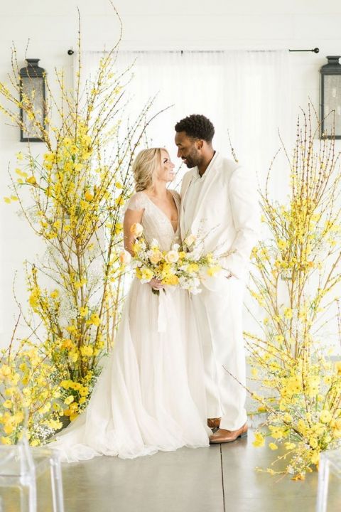 https://heyweddinglady.com/wp-content/uploads/2021/06/21-81173-post/14-illuminating-yellow-pantone-wedding-ideas(pp_w480_h720).jpg