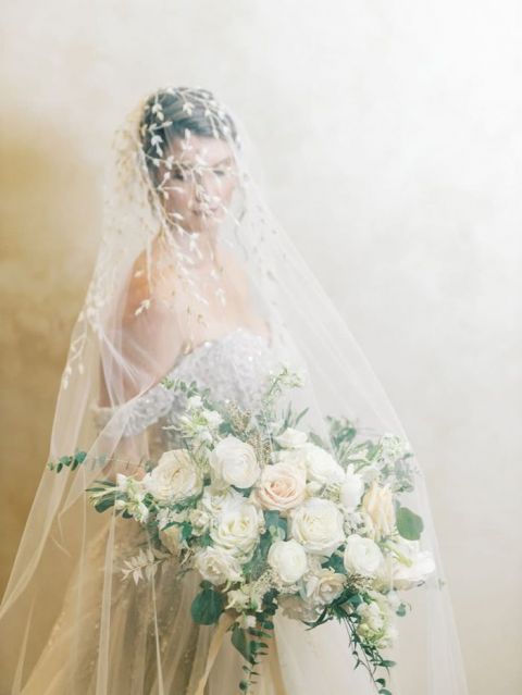 Fairy Tale Bride Veil Photo with the Bouquet