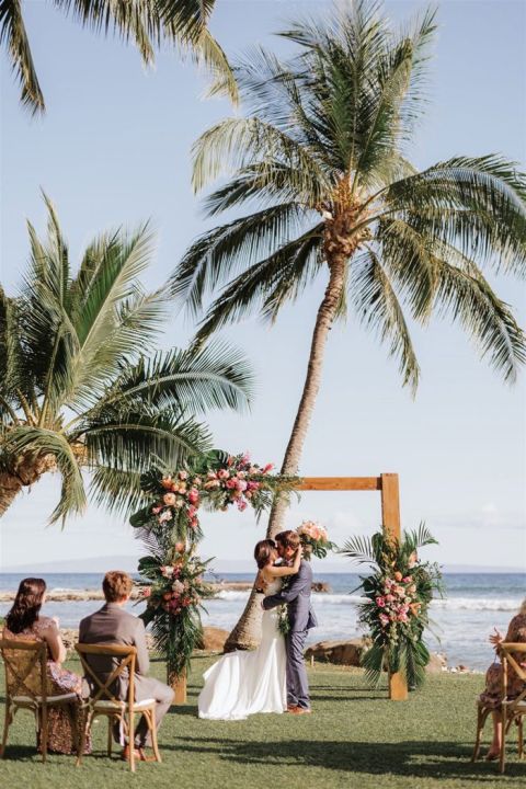 Intimate paradise wedding elopement ceremony in Hawaii 